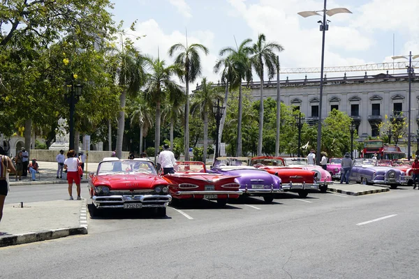 Hvana, Küba, takriben Nisan 2022: Havana Merkez Meydanı 'nda klasik arabalar