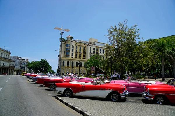 2022年4月左右 古巴Hvana Havanas中央广场的经典汽车 — 图库照片