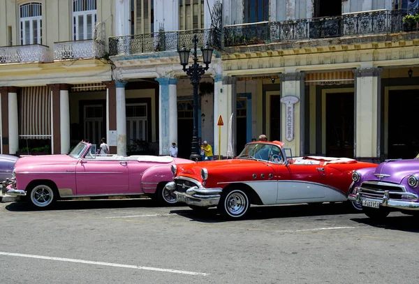 Hvana, Küba, takriben Nisan 2022: Havana Merkez Meydanı 'nda klasik arabalar