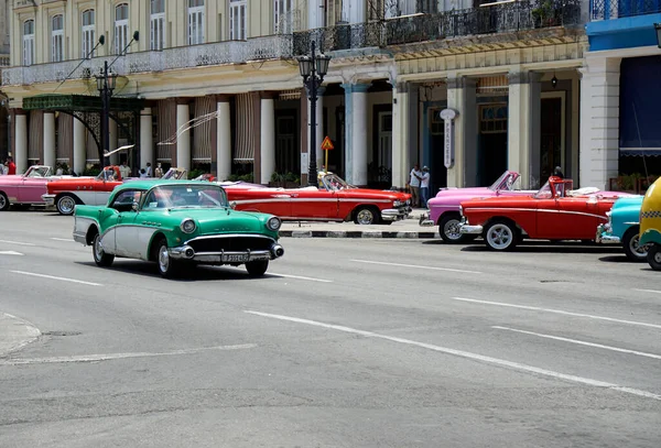 Hvana, Küba, takriben Nisan 2022: Havana Merkez Meydanı 'nda klasik arabalar