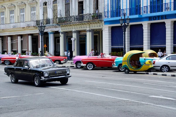 Hvana, Küba, takriben Nisan 2022: Havana Merkez Meydanı 'nda klasik arabalar