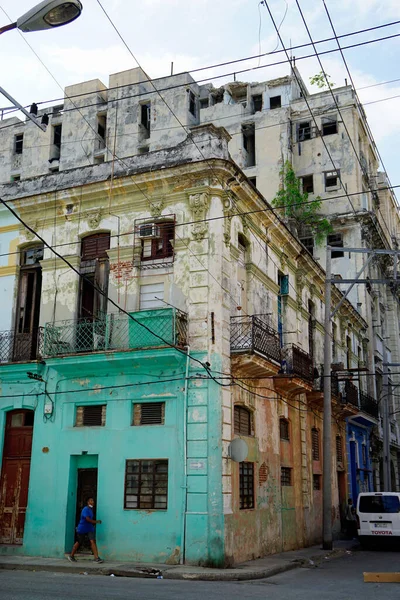 Havana, Küba, circa MAy 2022: Havana Vieja 'nın hareketli sokakları hafta sonu boyunca