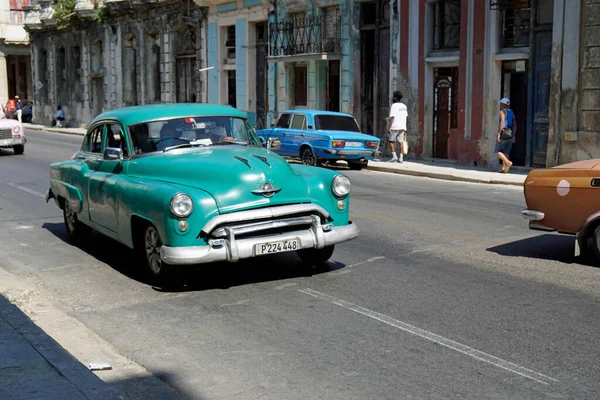 古巴哈瓦那 2022年左右 哈瓦那大街上的旧车 — 图库照片