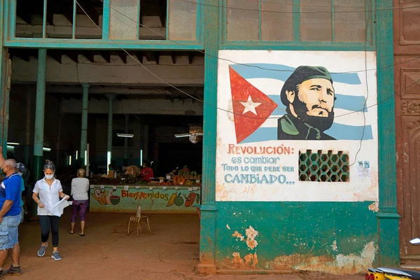 Havana, Küba, takriben Mayıs 2022: Yerel halk pazardan birkaç yeni ürün almak için bekliyor
