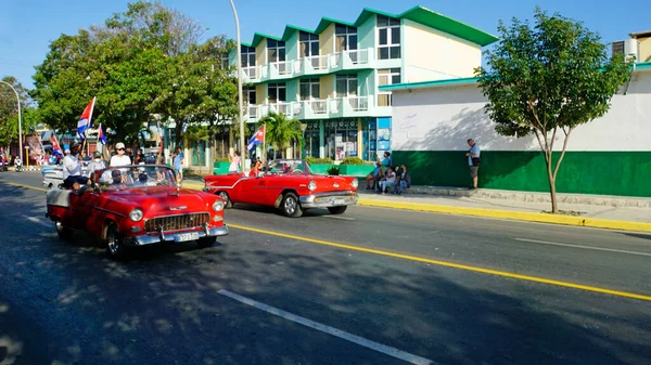 2022年5月1日 古巴瓦拉杰罗 用老式经典汽车举行的劳动节游行 — 图库照片