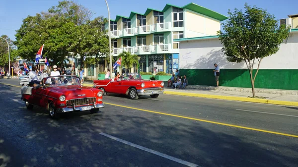 Varadero, Küba, 1 Mayıs 2022: Eski klasik arabalarla İşçi Bayramı geçidi