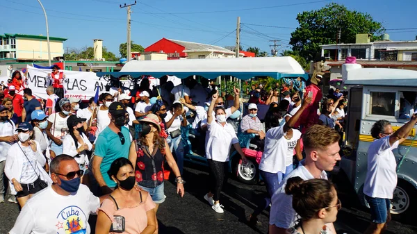 Varadero Kuba Května Místní Slaví Přehlídku Dne Práce Ulicích — Stock fotografie