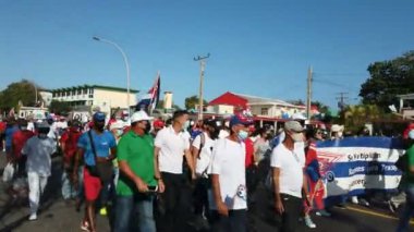 Varadero, Küba, 1 Mayıs 2022: Yerel halk Varadero sokaklarında İşçi Bayramı geçit törenini kutluyor