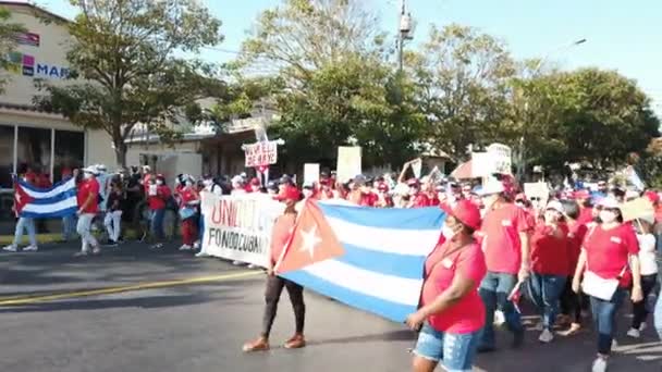 2022年5月1日 古巴瓦拉德罗 当地居民在瓦拉德罗街头庆祝劳动节游行 — 图库视频影像