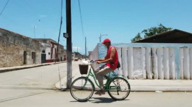 Cardenas, Küba, Mayıs 2022: Güneşli bir günde Cardenas caddelerinde araba yolculuğu