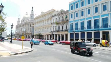 Havana, Küba, Mayıs 2022: Eski klasik arabalar Capitol yakınlarındaki Central Square 'de park halindeler