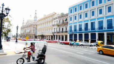Havana, Küba, Mayıs 2022: Eski klasik arabalar Capitol yakınlarındaki Central Square 'de park halindeler