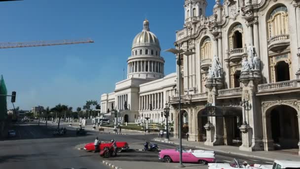 Αβάνα Κούβα Περίπου Μάιος 2022 Παλιά Κλασικά Αυτοκίνητα Στάθμευσης Και — Αρχείο Βίντεο