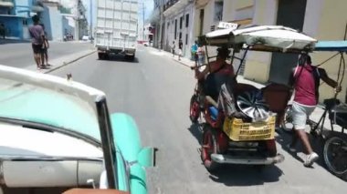 Havana, Küba, Mayıs 2022: Havana şehrinde klasik eski bir arabayla araba sürmek