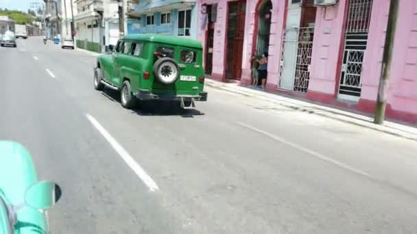 2022年5月左右 古巴哈瓦那 驾驶一辆经典的旧车穿越哈瓦那市 — 图库视频影像