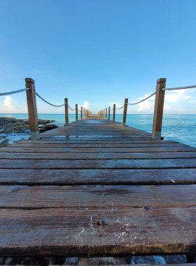 Karayiplerdeki ahşap bir iskelede sabah havası.