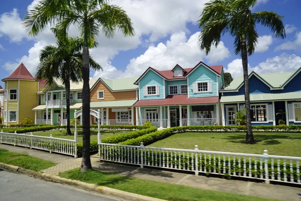 多明尼加共和国萨马纳五颜六色的木制房子 — 图库照片