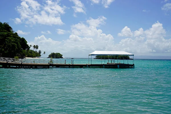 萨马纳附近加勒比海中的木船防波堤 — 图库照片