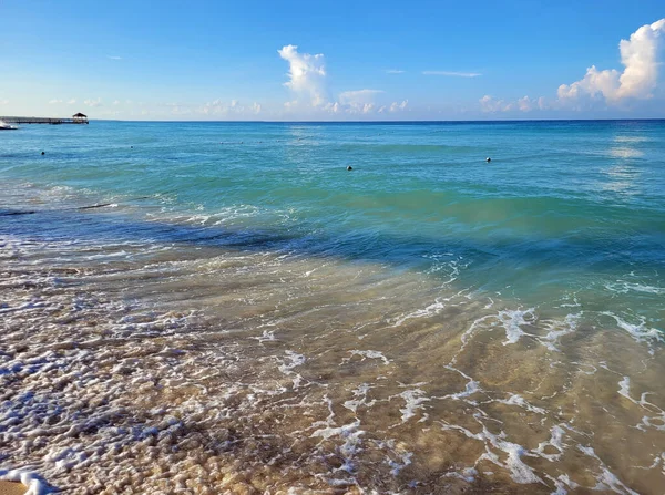 ドミニカ共和国の穏やかなカラフルな海 — ストック写真