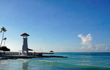 Dominik Cumhuriyeti 'ndeki Bayahibe fenerinde gündoğumu havası