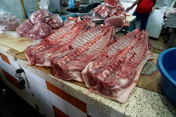 多明尼加共和国当地市场上的鲜肉 — 图库照片