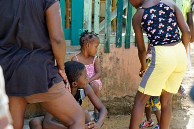 La Romana, Dominik Cumhuriyeti, Eylül 2022 - yoksul çiftçi köyündeki fakir çocuklar