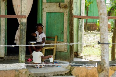 La Romana, Dominik Cumhuriyeti, Eylül 2022 - yoksul çiftçi köyündeki fakir çocuklar