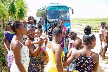 La Romana, Dominik Cumhuriyeti, Eylül 2022 - yoksul çiftçi köyündeki fakir çocuklar