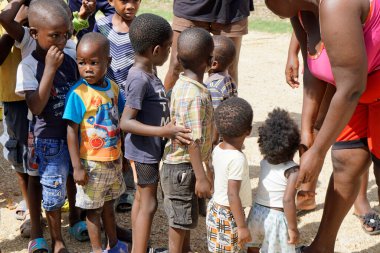 La Romana, Dominik Cumhuriyeti, Eylül 2022 - yoksul çiftçi köyündeki fakir çocuklar