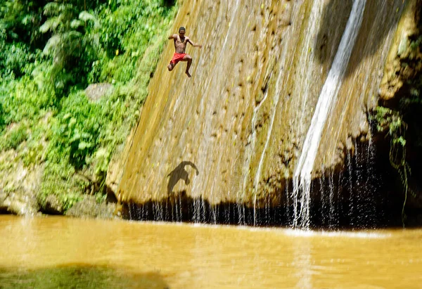 多米尼加共和国萨马纳 2022年9月左右 当地居民从Rio Los Cocos瀑布跳下 — 图库照片