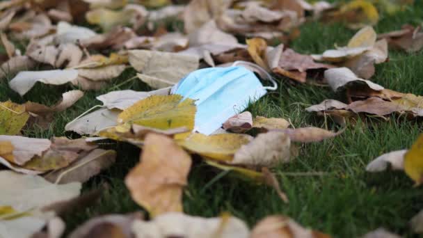 Vento Soffiando Foglie Autunnali Vicino Una Lettiera Maschera Viso Covid Filmato Stock