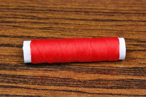 Червоний швейні нитки — стокове фото