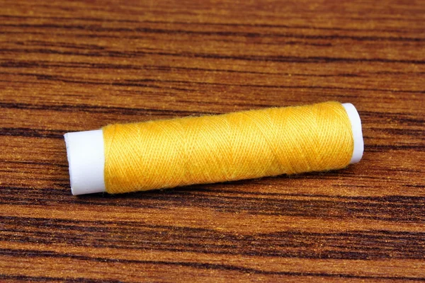 Жовтий швейні нитки — стокове фото