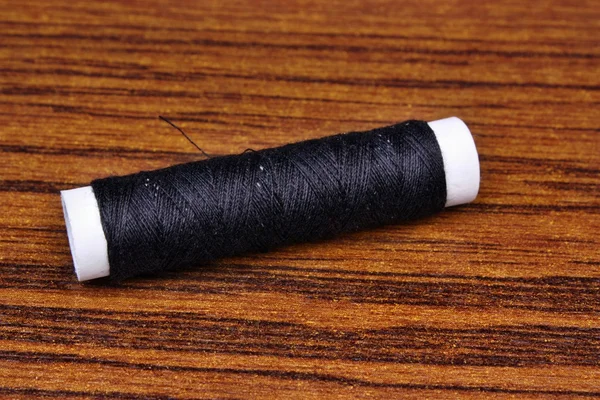 Чорний швейні нитки — стокове фото