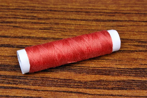 Червоний швейні нитки — стокове фото