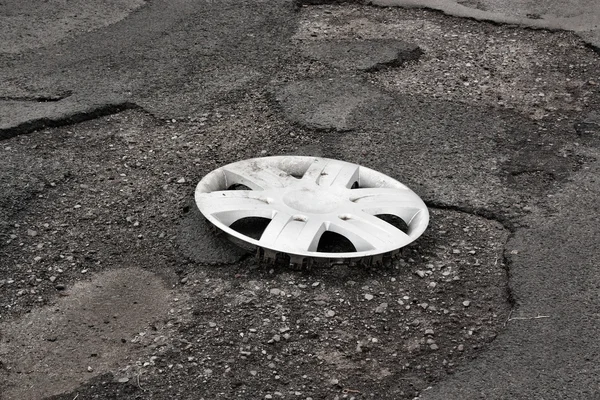 Cubierta de la rueda recortada en la carretera dañada —  Fotos de Stock