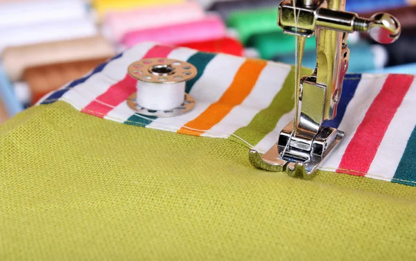 Máquina de coser y prendas de vestir —  Fotos de Stock