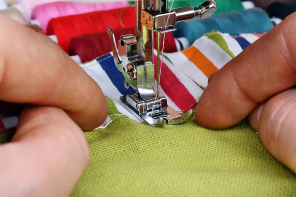 Costura de mão em uma máquina — Fotografia de Stock