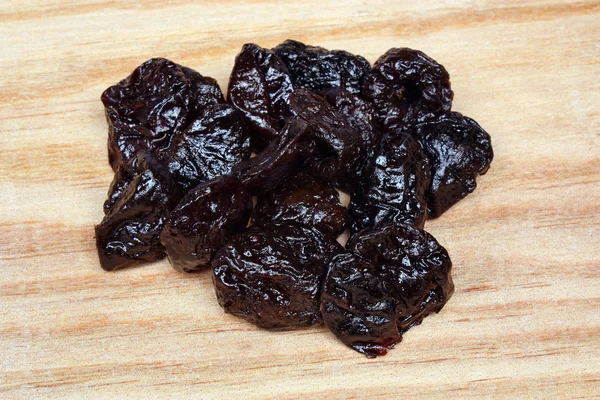 Prunes sèches ou fruits à pruneaux — Photo