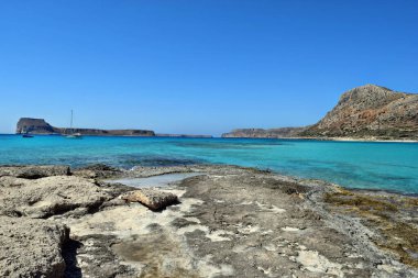  Balos, Girit, Yunanistan, - 17 Haziran 2021: Yunanistan 'ın Girit adasındaki muhteşem Balos Körfezi sahili, plajları ve turkuaz denizi manzarası