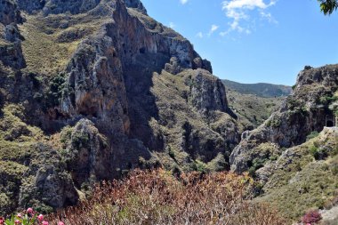 Ana 'nın muhteşem Topolia Vadisi dağları, tünele girmeden önce kayalar.
