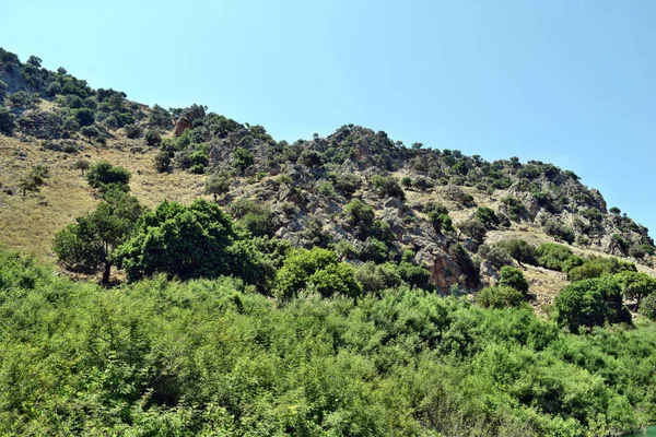 Utsikt Över Berg Och Träd Vid Sjön Kournas — Stockfoto