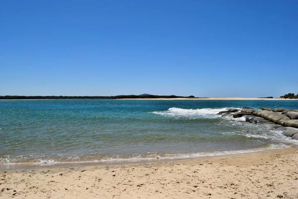 오스트레일리아의 선샤인 코스트에서 있었던 파도를 절차로 주머니를 만들어 바다와 마루치도어 — 스톡 사진