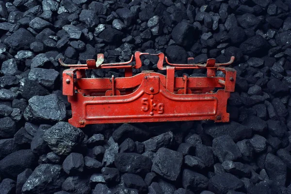 Rotes Gewicht Auf Kohle Der Mineralischen Vorkommen Hintergrund Dessen Preise — Stockfoto