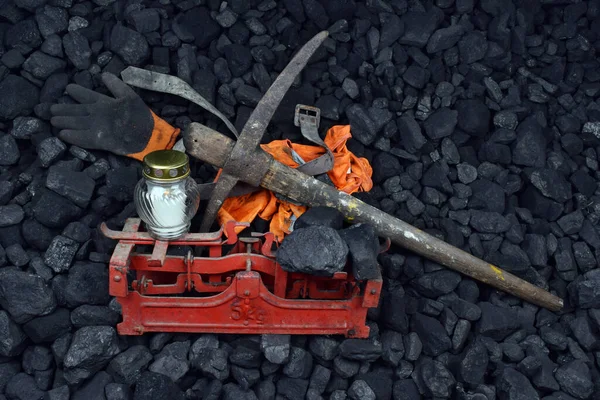 矿难发生后 坟场上的蜡烛和煤作为重量的概念 — 图库照片