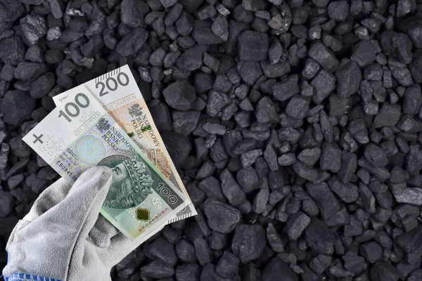 Polnische Währung Zeigte Auf Kohle Der Bergbauvorkommen Mineralische Ressourcen Hintergrund lizenzfreie Stockfotos