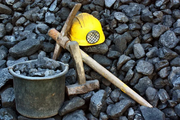Poolse Steenkool Van Mijn Afzetting Tonen Met Mijnwerkers Apparatuur Helm — Stockfoto
