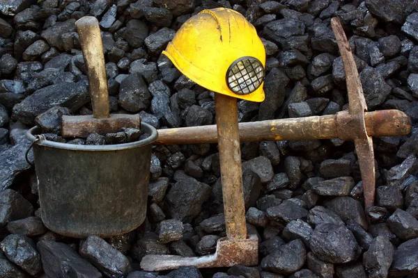 Polnische Kohlevorkommen Mit Bergarbeiterausrüstung Helm Spitzhacke Hammer Eimer — Stockfoto