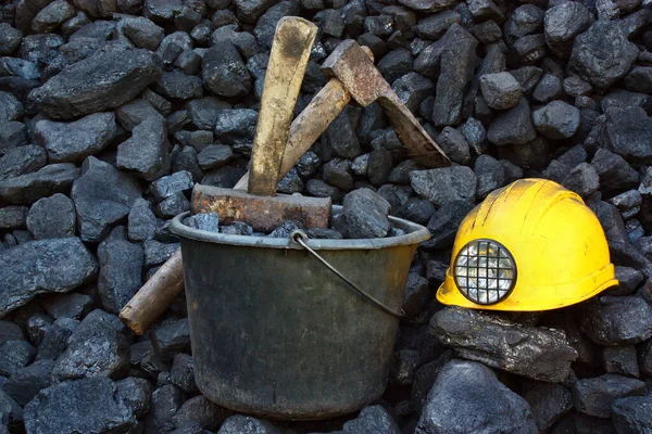 Polnische Kohlevorkommen Mit Bergarbeiterausrüstung Helm Spitzhacke Hammer Eimer — Stockfoto