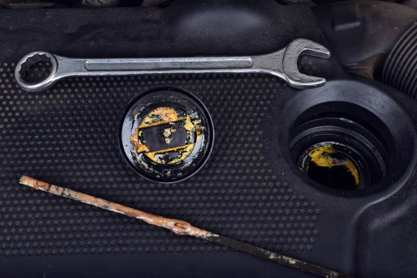 油キャップの下の太くて脂っこい黄色のモーターオイルは 吹き飛ばされたヘッドガスケットの兆候と症状として 車を壊した — ストック写真